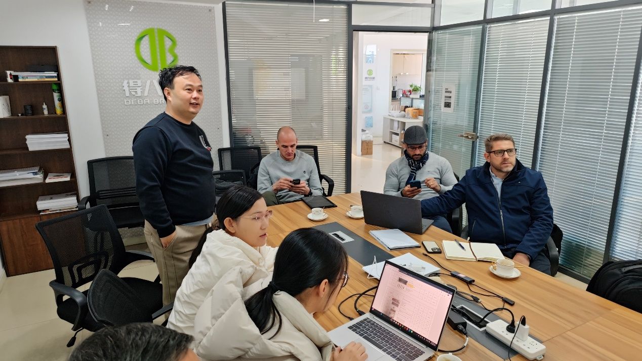 Paraguayische Kunden besuchen Deba Brothers und loben den Plan für die Schweinehaltung mit 12.000 Sauen und die Produktstärke